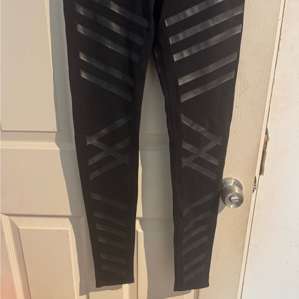 ALO YOGA Airbrush Lineal Diagonal Stripe Leggings in Black Small - Picture 5 of 15